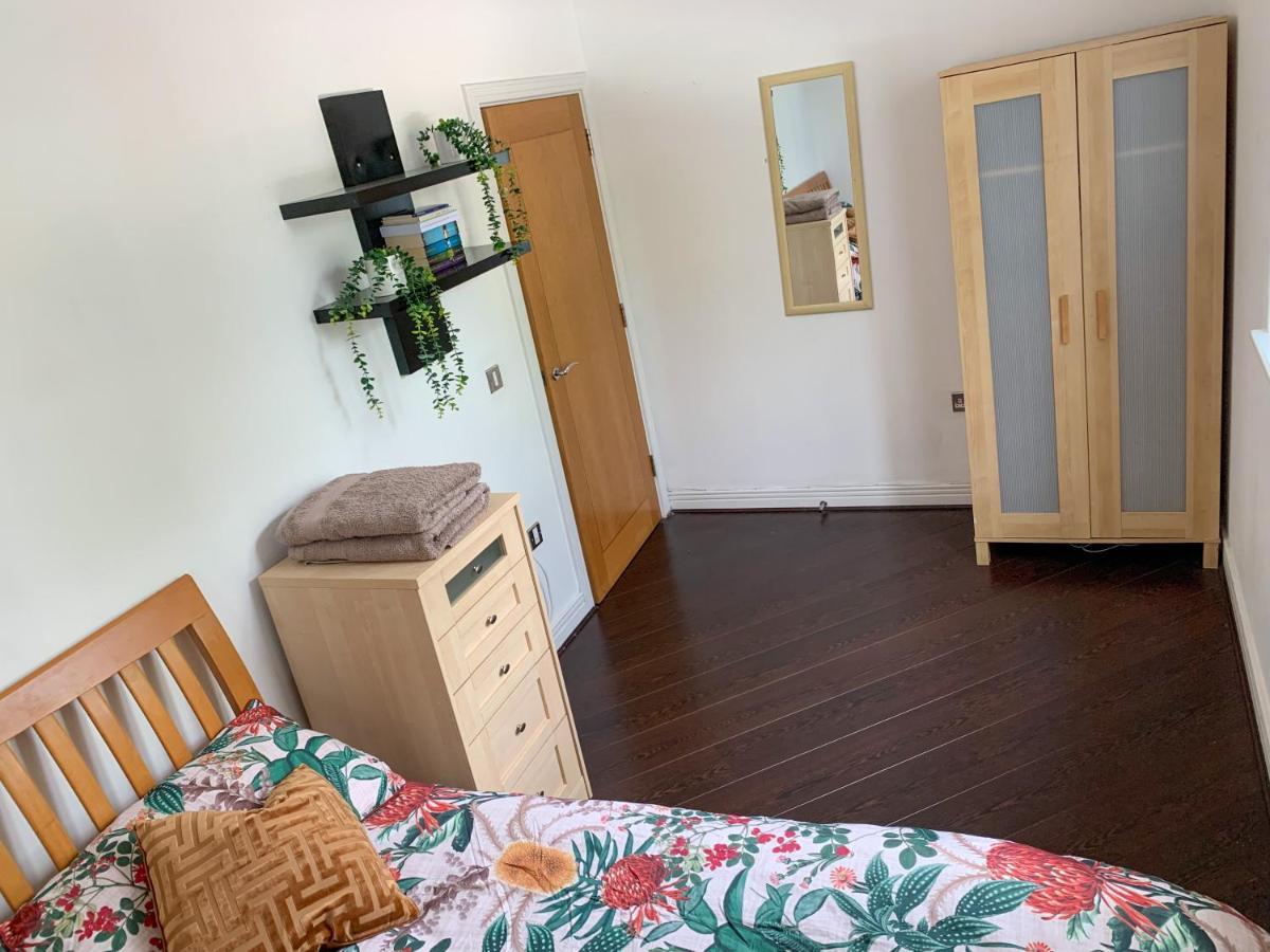Room In Stratford With Private Bathroom And Parking London Kültér fotó